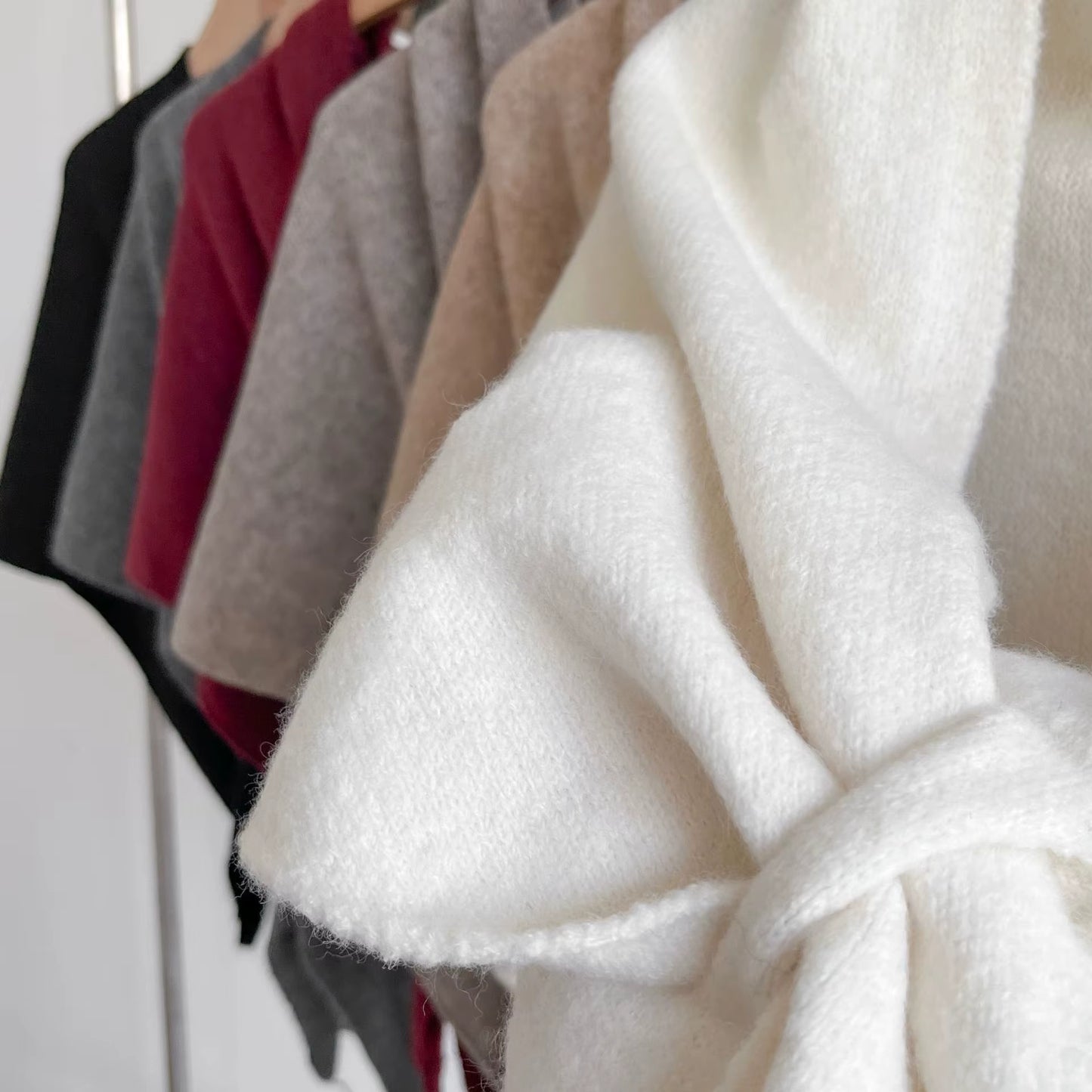 Mantella triangolare in morbida maglia, sciarpa alla moda per esterni.