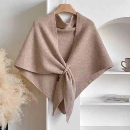 Mantella triangolare in morbida maglia, sciarpa alla moda per esterni.